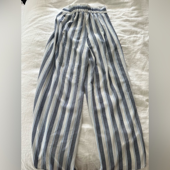 Woman’s Bloomingdale’s flowy pants - Picture 3 of 4